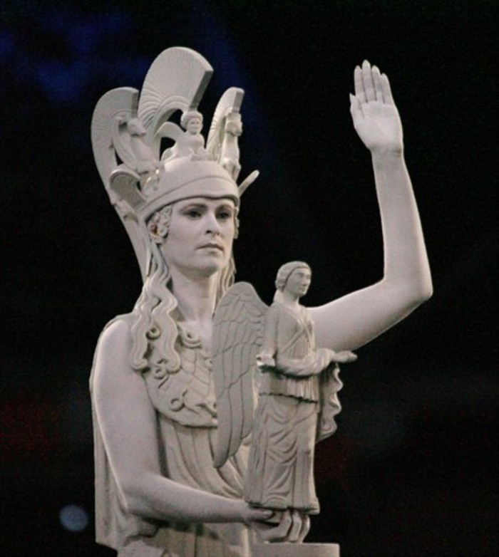 Một nữ vũ công đóng giả làm bức tượng sáp tại Athens 2004.